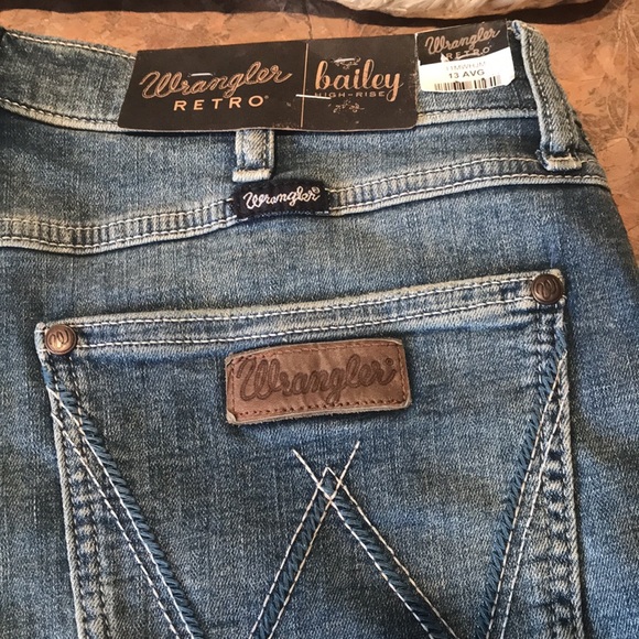 Wrangler retro Bailey high-rise denim shorts - Picture 2 of 12